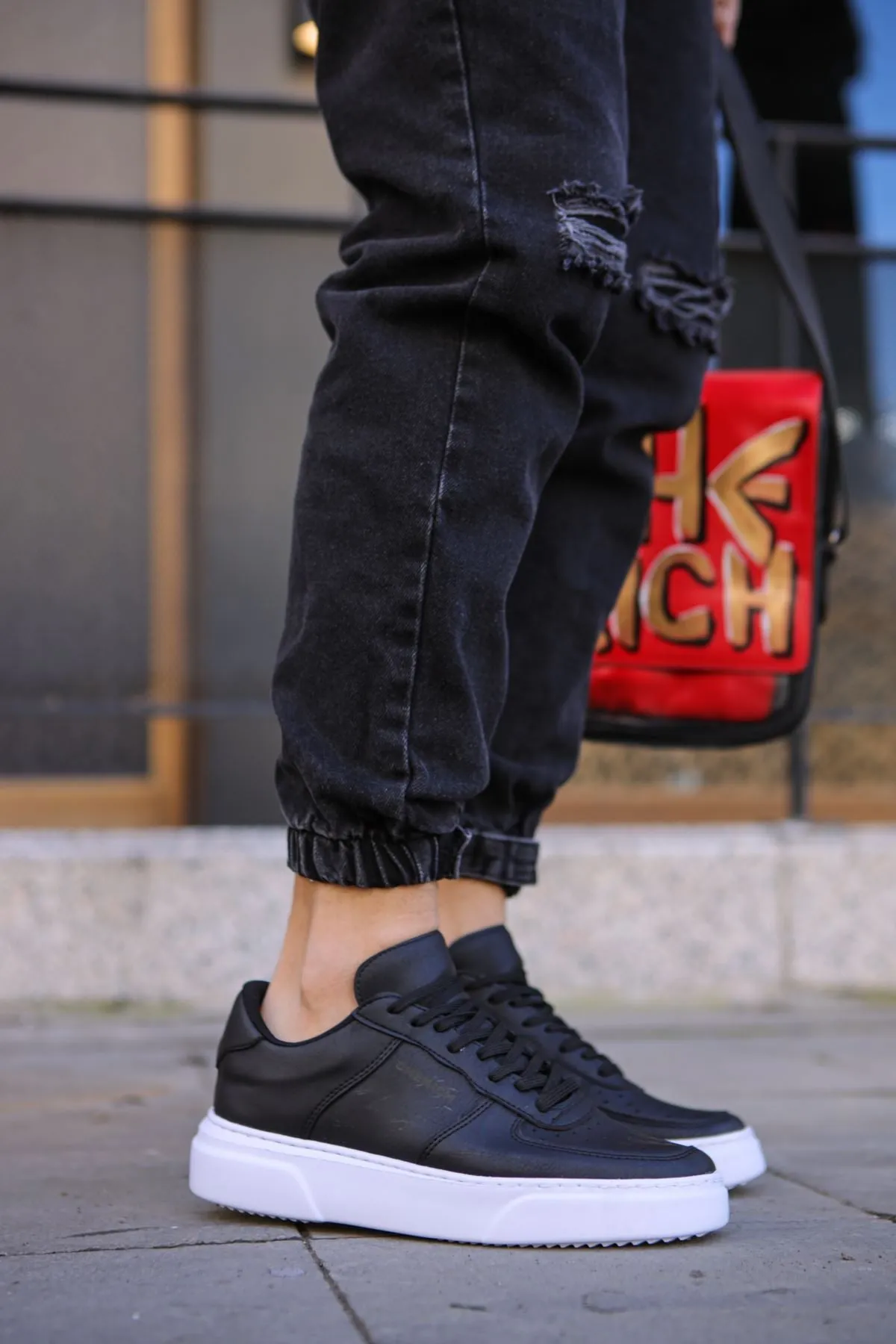 Black Sneaker CH087